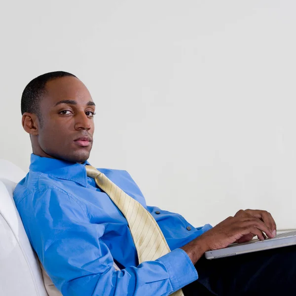 Hombre Afroamericano Sentado Una Silla Mirando Cámara —  Fotos de Stock