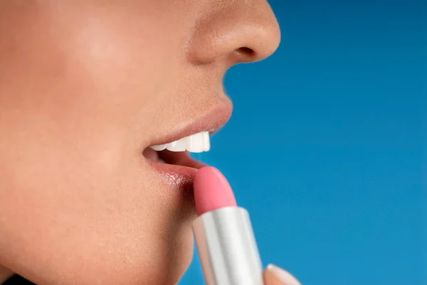 口紅を塗る若い女性のクローズアップ — ストック写真