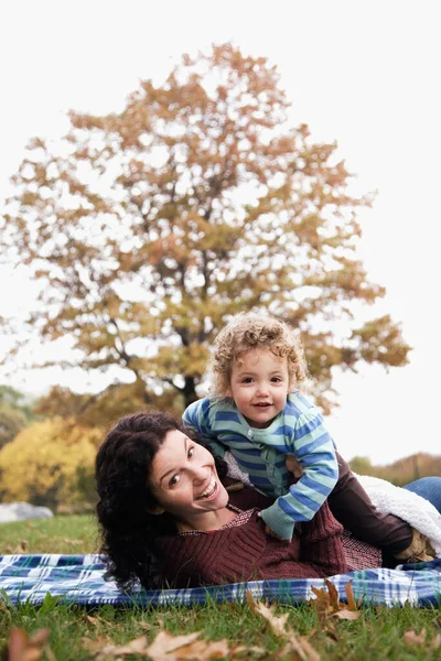 在公园里和她的小女儿在一起的快乐家庭 — 图库照片