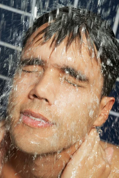Közelkép Egy Fiatalemberről Zuhanyzóban — Stock Fotó