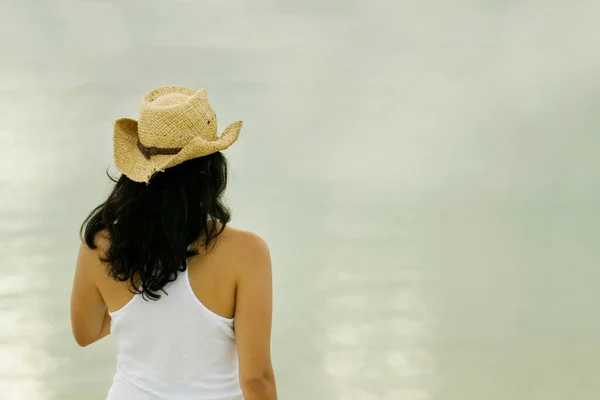 Visão Traseira Uma Jovem Mulher Usando Chapéu Sol — Fotografia de Stock