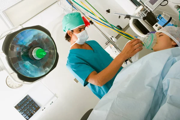 Mannelijke Chirurg Zet Een Zuurstofmasker Mond Van Een Vrouwelijke Patiënt — Stockfoto