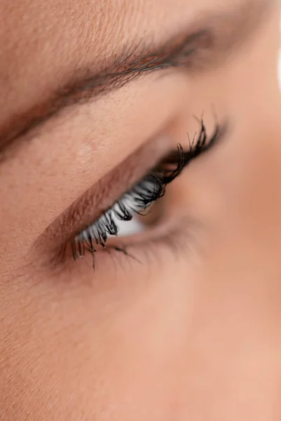 Primer Plano Una Cara Femenina Con Ojos Serios — Foto de Stock