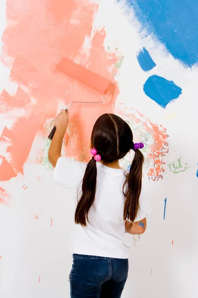 Vista Trasera Una Chica Pintando Una Pared Con Rodillo Pintura —  Fotos de Stock
