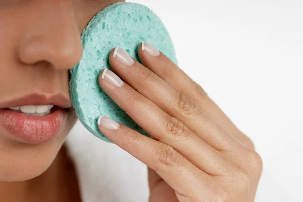 Close Van Een Jonge Vrouw Schrobben Haar Gezicht Met Een — Stockfoto