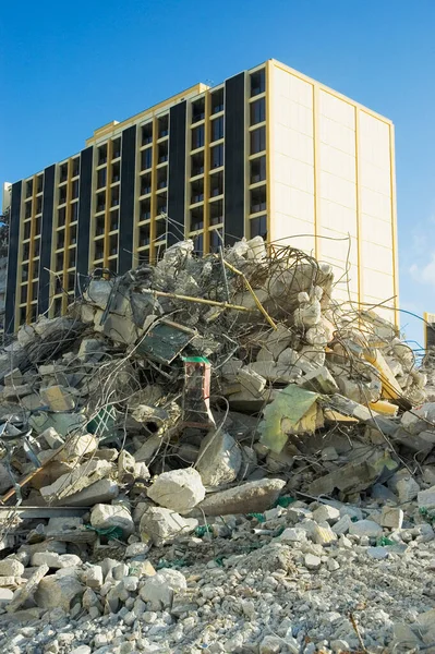 Vista Bajo Ángulo Escombros Frente Edificio —  Fotos de Stock