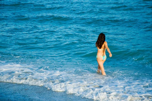 Hoge Hoek Uitzicht Van Een Vrouw Wandelen Het Water — Stockfoto