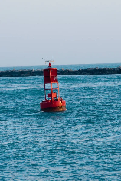 海滩上有一条船的红海水 — 图库照片