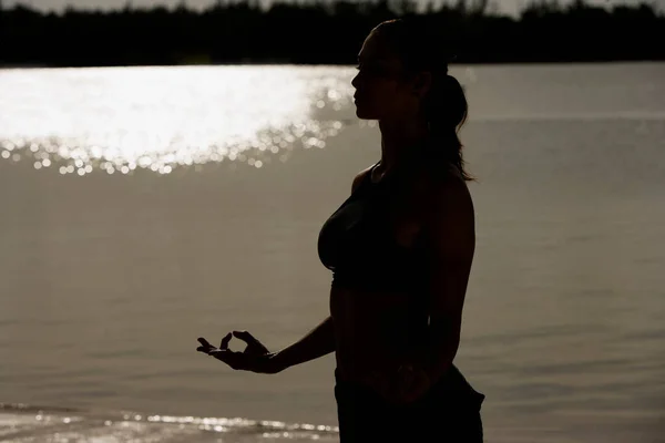 Silueta Una Mujer Adulta Media Meditando Playa —  Fotos de Stock