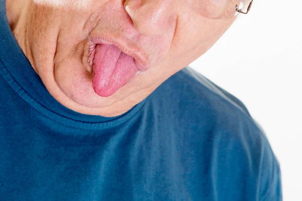 Großaufnahme Eines Älteren Mannes Der Seine Zunge Herausstreckt — Stockfoto