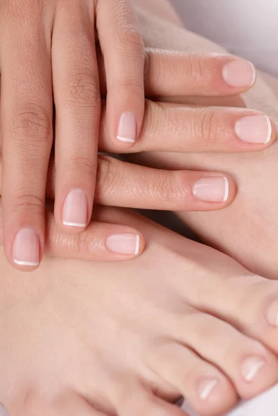 Bela Mulher Mãos Com Manicure Suas Unhas — Fotografia de Stock