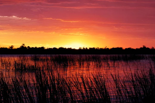 Zachód Słońca Nad Jeziorem — Zdjęcie stockowe