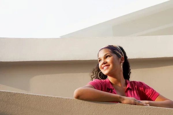 Jeune Femme Assise Sur Sol Dans Nouvel Appartement — Photo