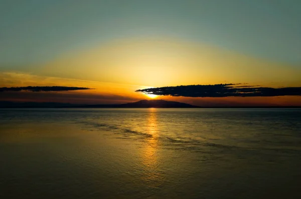 Prachtige Zonsondergang Boven Het Meer — Stockfoto