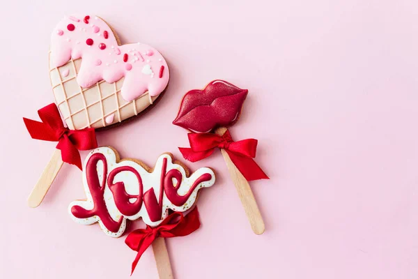 Pierniki Ciasteczka Miłość Usta Lody Serca Walentynki Różowe Tło Wysokiej — Zdjęcie stockowe