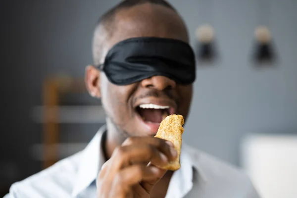 Degustação Comida Cega Africano Homens Olhos Vendados Degustação — Fotografia de Stock