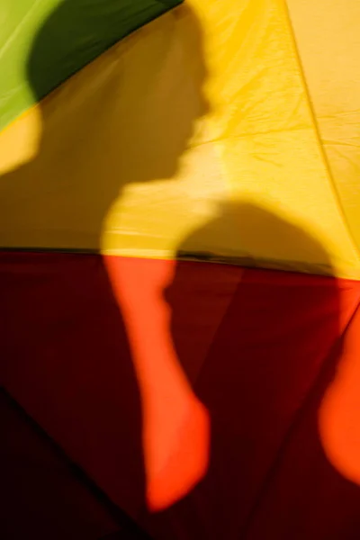 Primo Piano Dell Ombra Due Persone Una Bandiera Orgoglio Gay — Foto Stock