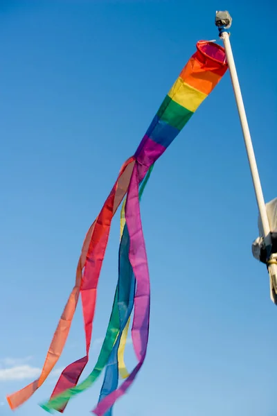Alacsony Látószögű Kilátás Meleg Büszkeség Zászló Lengett Egy Rúd — Stock Fotó