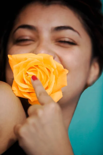 一位年轻女子的特写 眼睛紧闭 闻到玫瑰花的香味 — 图库照片