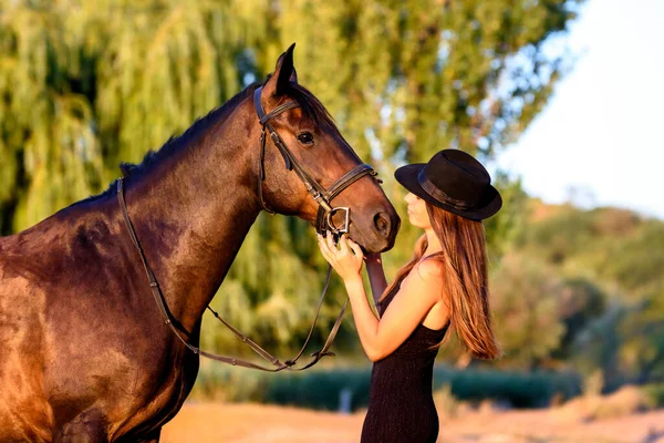 Girl Black Hat Rays Setting Sun Looks Happily Horse — Stock Photo, Image