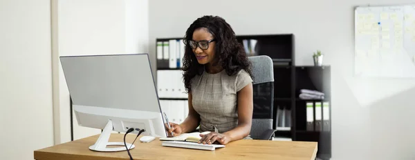 Mulher Negócios Afro Americana Feliz Usando Computador — Fotografia de Stock