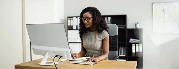 Felice Donna Affari Afro Americana Utilizzando Computer — Foto Stock