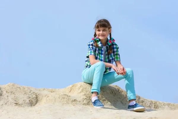 Una Bambina Dieci Anni Siede Una Collina Sorride — Foto Stock