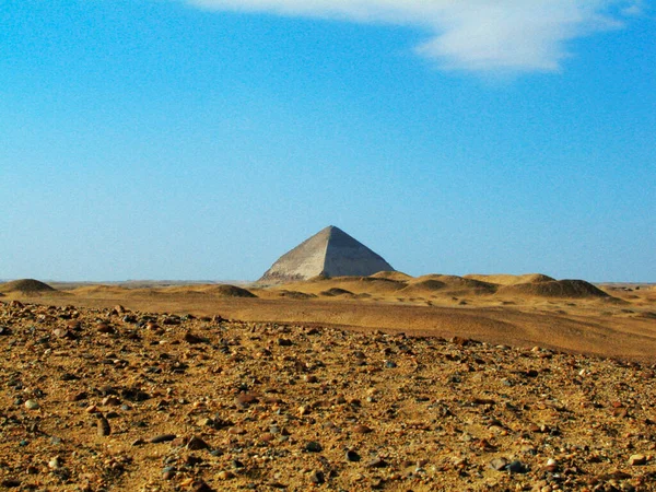 干旱景观中的金字塔 Bent Pyramid Dashur — 图库照片