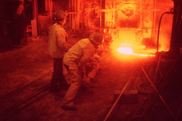 Trabalhador Uma Máscara Protetora Luvas — Fotografia de Stock