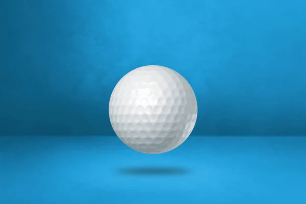 白いゴルフボールは青いスタジオの背景に隔離されています 3Dイラスト — ストック写真