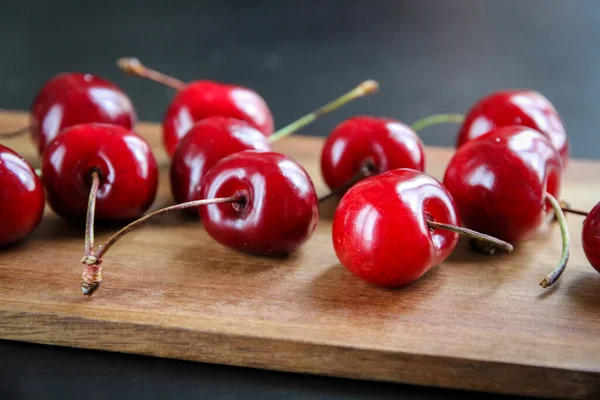 Cerises Rouges Fraîches Sur Fond Noir — Photo