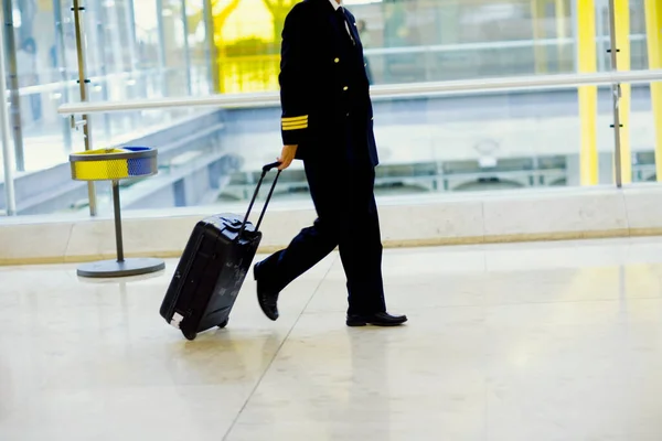 Boczny Profil Pilota Ciągnącego Bagaż Lotnisku Madrycie Hiszpania — Zdjęcie stockowe