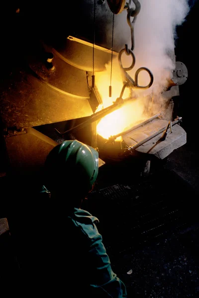 공장에서 일하는 용접공 — 스톡 사진