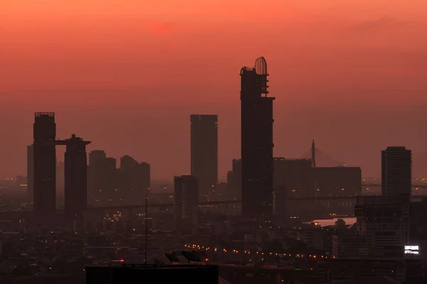 Cityscape Manhã Com Céu Vermelho Nascer Sol Cidade Coberta Smog — Fotografia de Stock