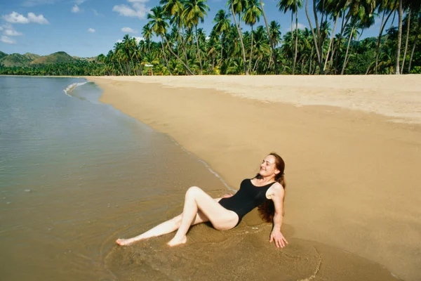 Boční Pohled Ženu Relaxující Pláži Mayaquez Pláž San Juan Portoriko — Stock fotografie
