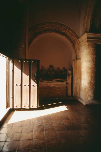 Sonnenlicht Fällt Durch Die Geöffnete Tür Auf Den Boden Old — Stockfoto