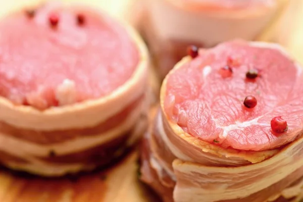 Nahaufnahme Von Frischem Rohem Speck Umhüllt Schweinefilet Medaillons Mit Ganzen — Stockfoto