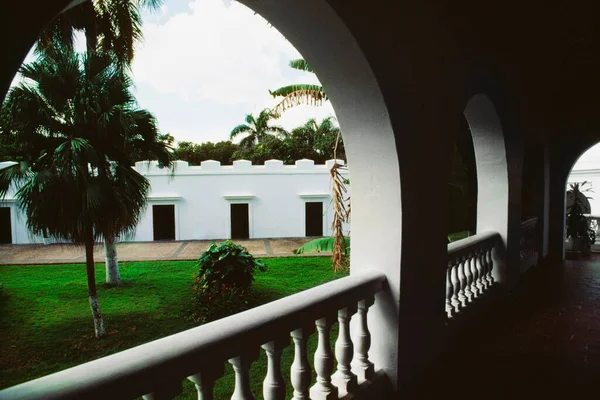 波多黎各旧圣胡安 从阳台上俯瞰草坪的高角度景观 — 图库照片