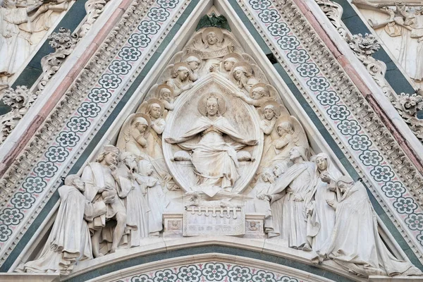 Vergine Maria Seduta Circondata Angeli Portale Della Cattedrale Santa Maria — Foto Stock