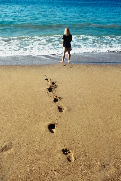 Красивий Знімок Жінки Йде Пляжі — стокове фото