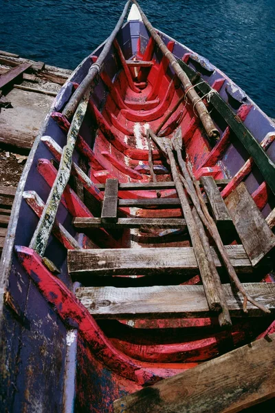 海に浮かぶ古い木の船 — ストック写真