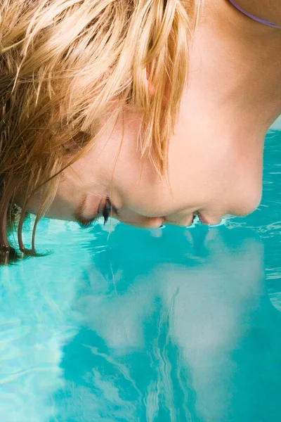 수영장에서 얼굴을 여자의 — 스톡 사진