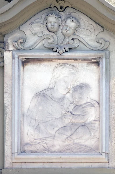 Vergine Maria Con Gesù Bambino Rilievo Sulla Facciata Della Casa — Foto Stock