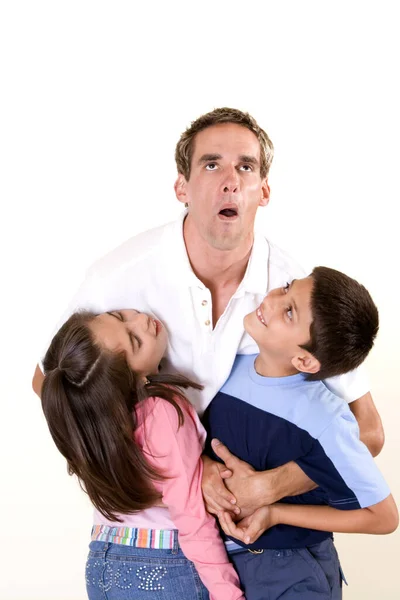 Retrato Una Familia Joven Con Hija Sobre Fondo Blanco — Foto de Stock