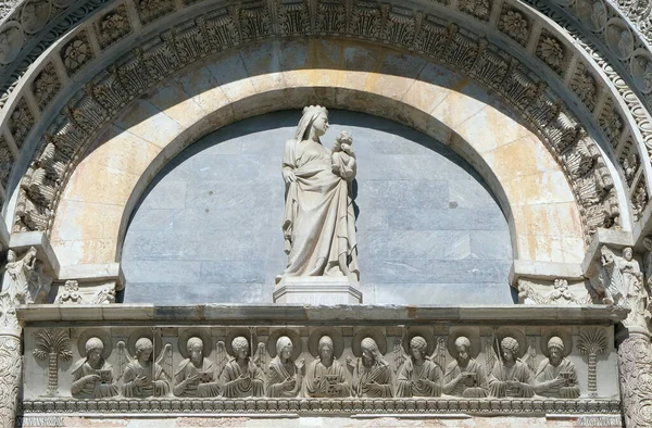 Дева Мария Младенцем Иисусом Над Входной Дверью Соборного Баптистерия Пизе — стоковое фото