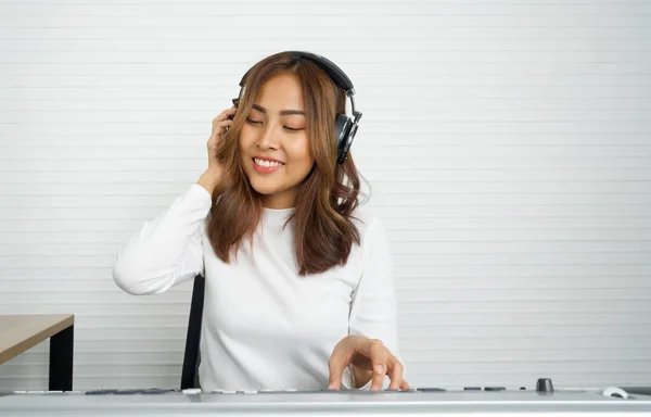 Junge Asiatin Spielt Vor Weißen Wänden Eine Elektrische Tastatur Musiker — Stockfoto