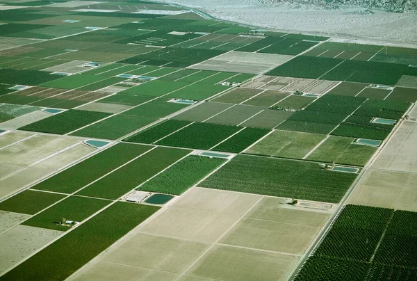 現場に設置された太陽電池パネルの空中ビューは — ストック写真