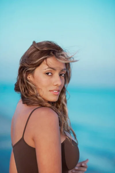 Retrato Uma Bela Jovem Mulher Maiô Praia — Fotografia de Stock