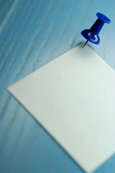 Papel Branco Com Caneta Branca Sobre Fundo Madeira — Fotografia de Stock