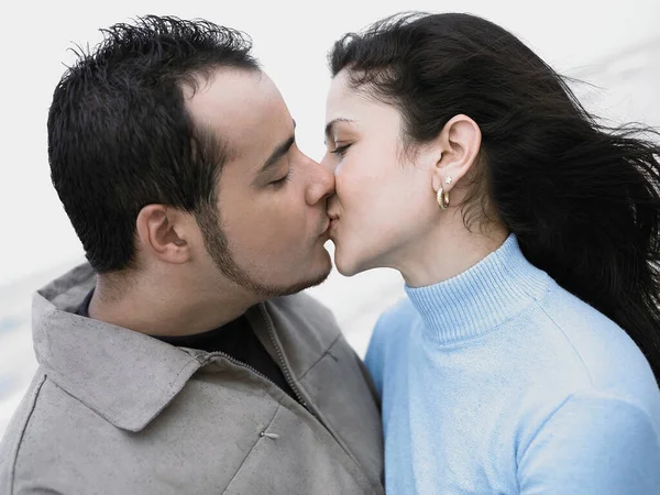 Jovem Casal Beijando Abraçando — Fotografia de Stock